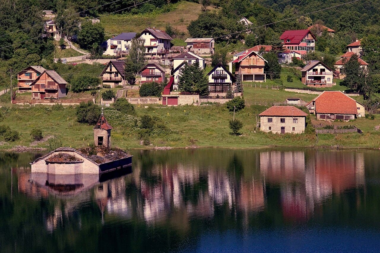Mavrovo (village)