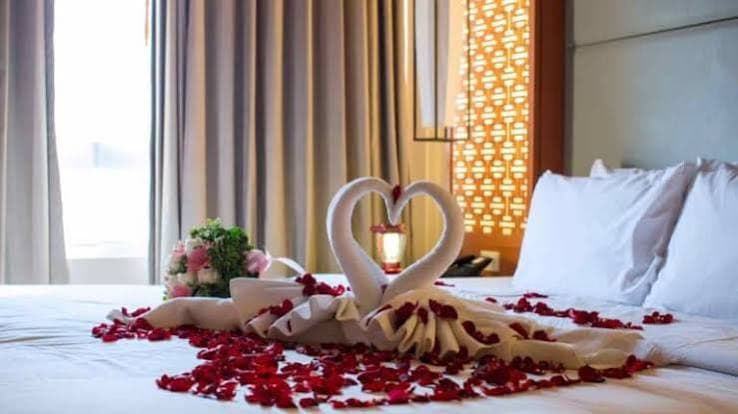 Honeymoon suite bed with swan towels and rose petals