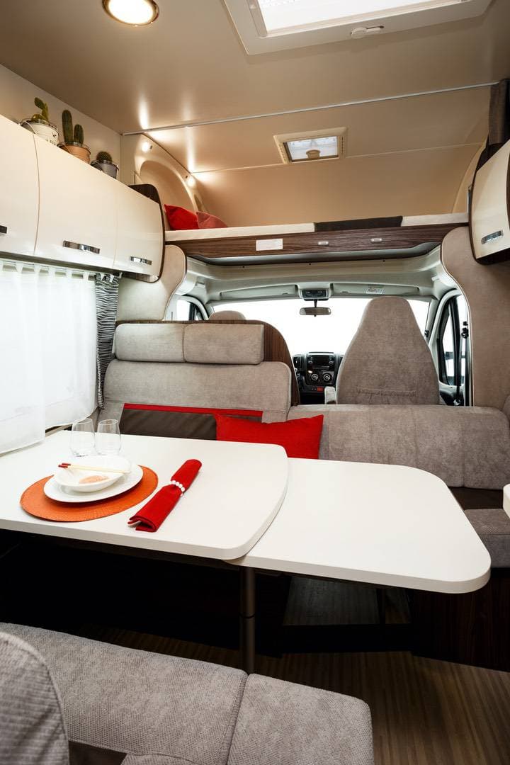 Benimar Sport 346 dinette and lounge seating