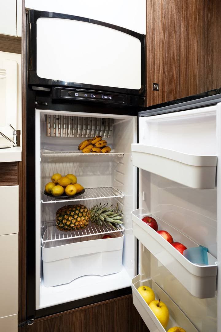 Benimar Sport 346 large refrigerator with freezer