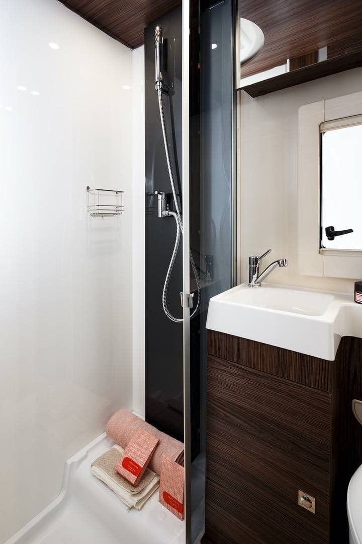 Benimar Sport 346 separate shower cubicle